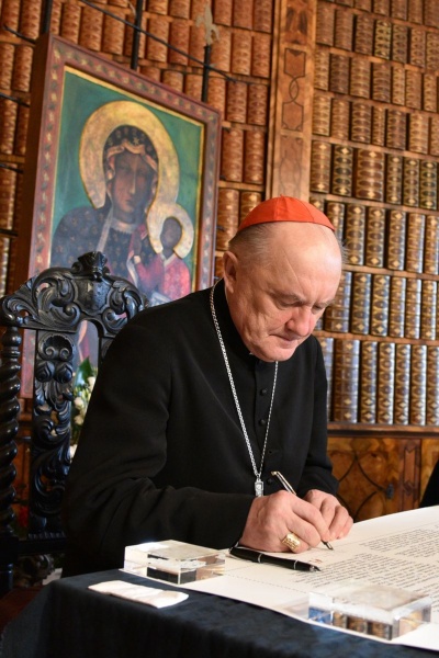 kardynał kazimierz nycz podpisuje dokument